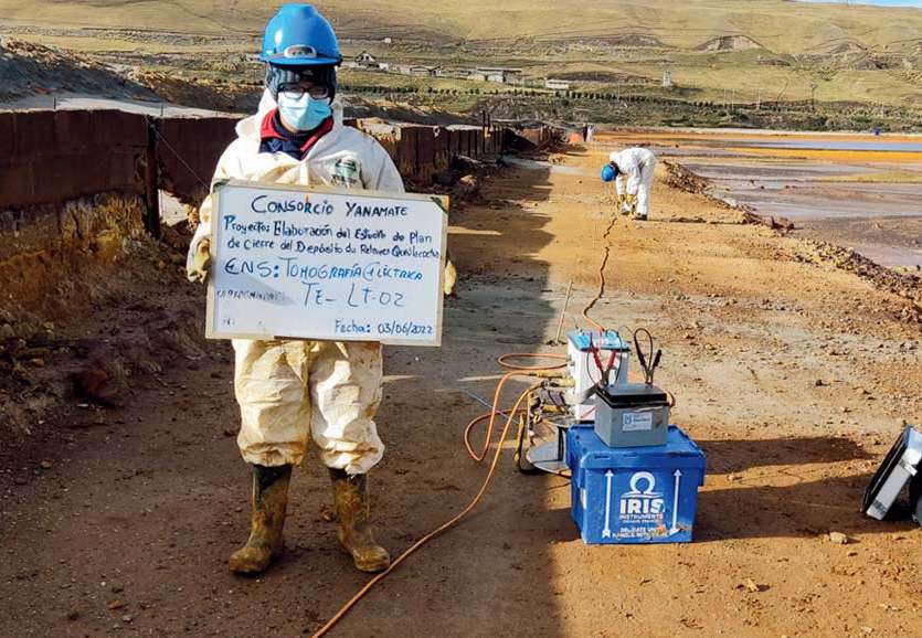 Equipo de Grupo GE realizando tomografía eléctrica en campo